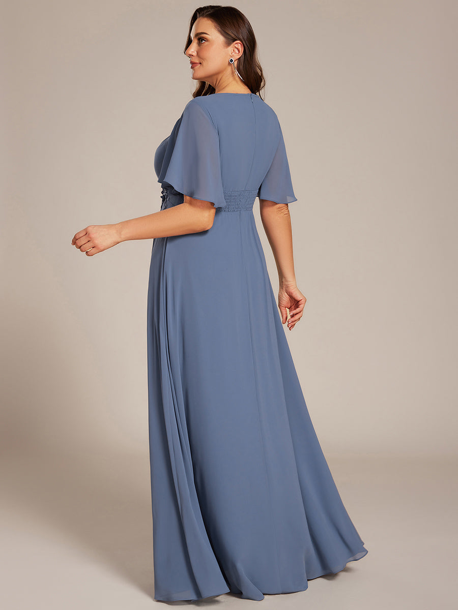 Robe de soirée trapèze à manches courtes et appliques plissées #Couleur_Marine Fume