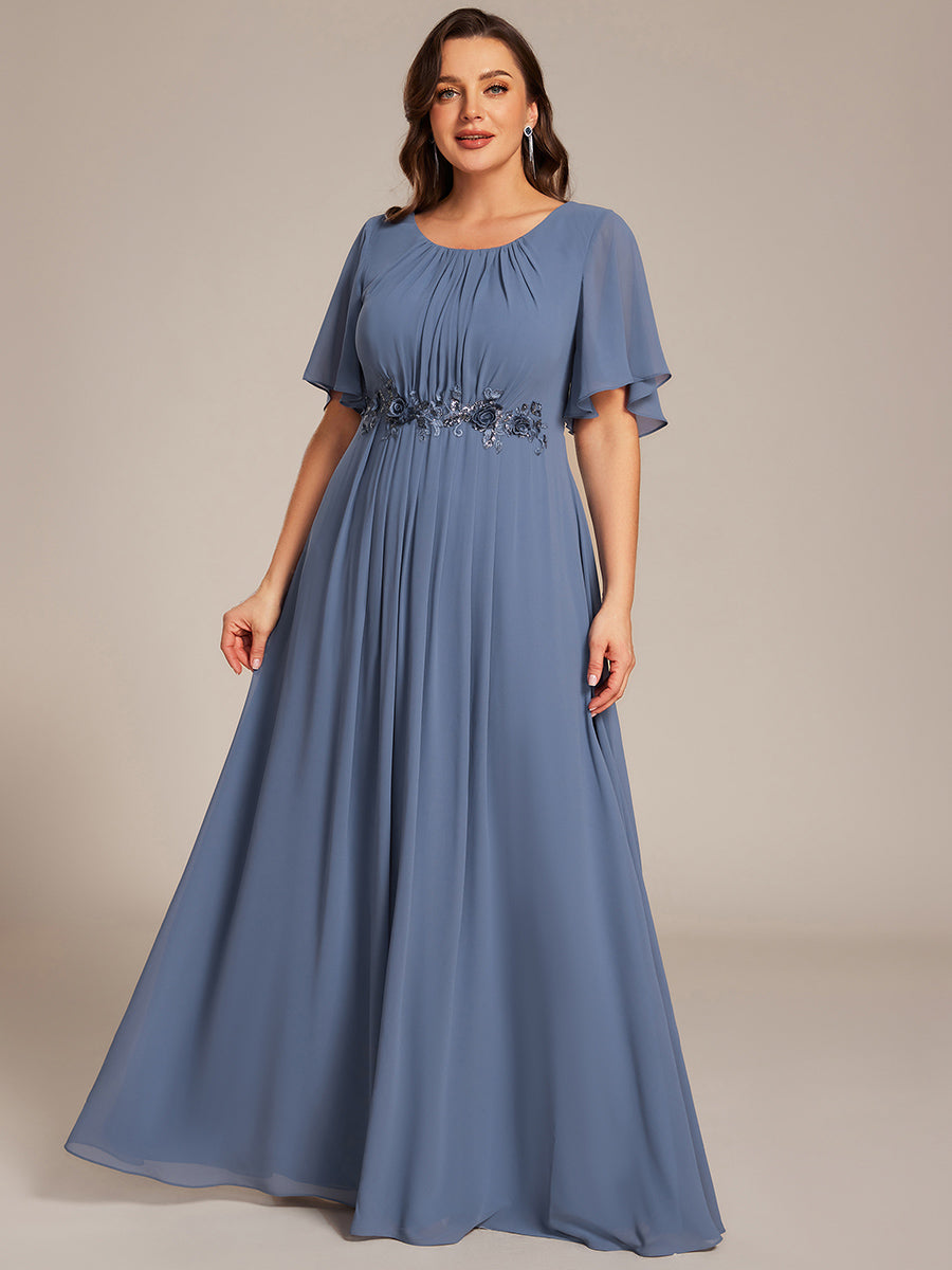 Robe de soirée trapèze à manches courtes et appliques plissées #Couleur_Marine Fume