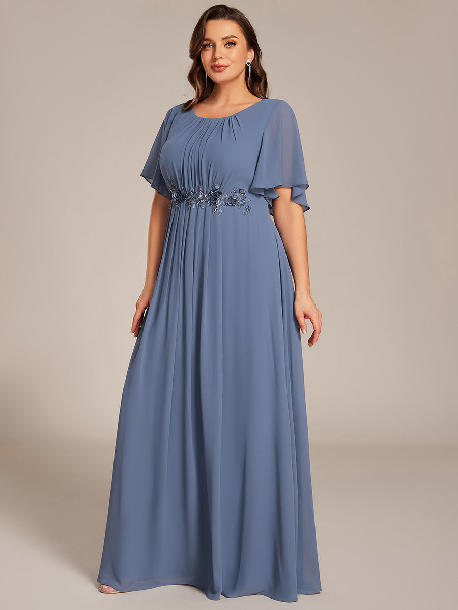 Robe de soirée trapèze à manches courtes et appliques plissées #Couleur_Marine Fume