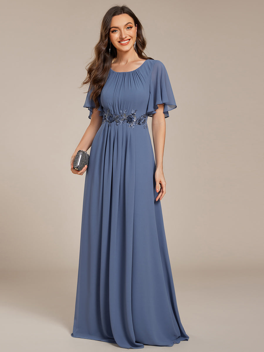 Robe de soirée trapèze à manches courtes et appliques plissées #Couleur_Marine Fume