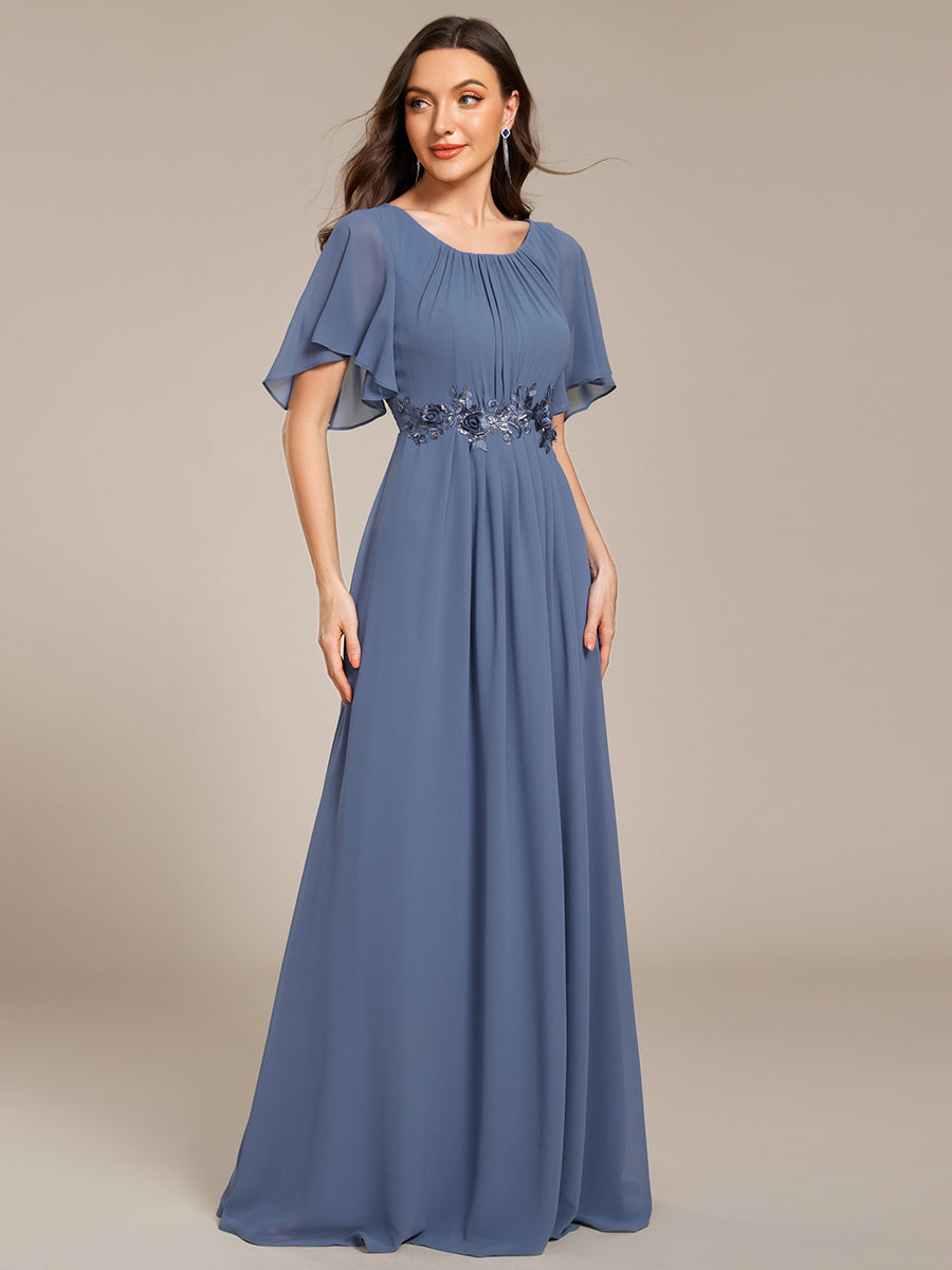 Robe de soirée trapèze à manches courtes et appliques plissées #Couleur_Marine Fume