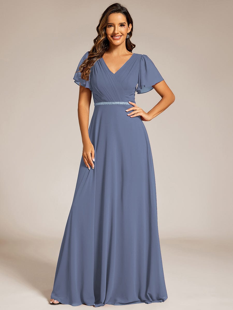 Robe de soirée plissée trapèze en mousseline de soie manches courtes et taille à sequins #Couleur_Marine Fume