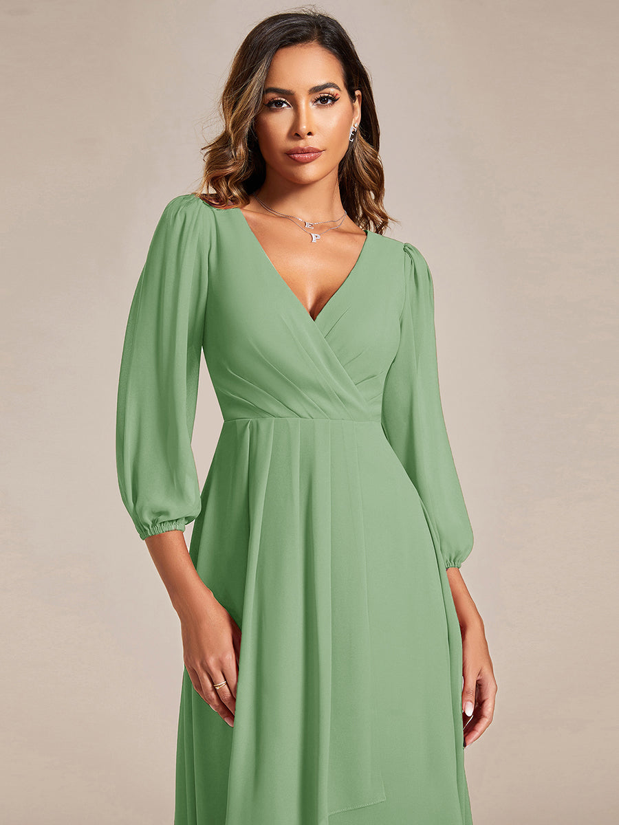 Robe d'invitée de mariage en mousseline à manches longues et col en V #Couleur_Vert sauge