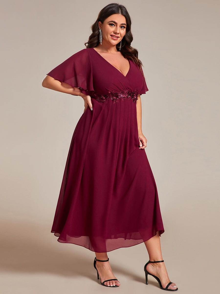 Robe d'invité de mariage mi-longue en mousseline à col en V avec appliques à la taille #Couleur_Bordeaux