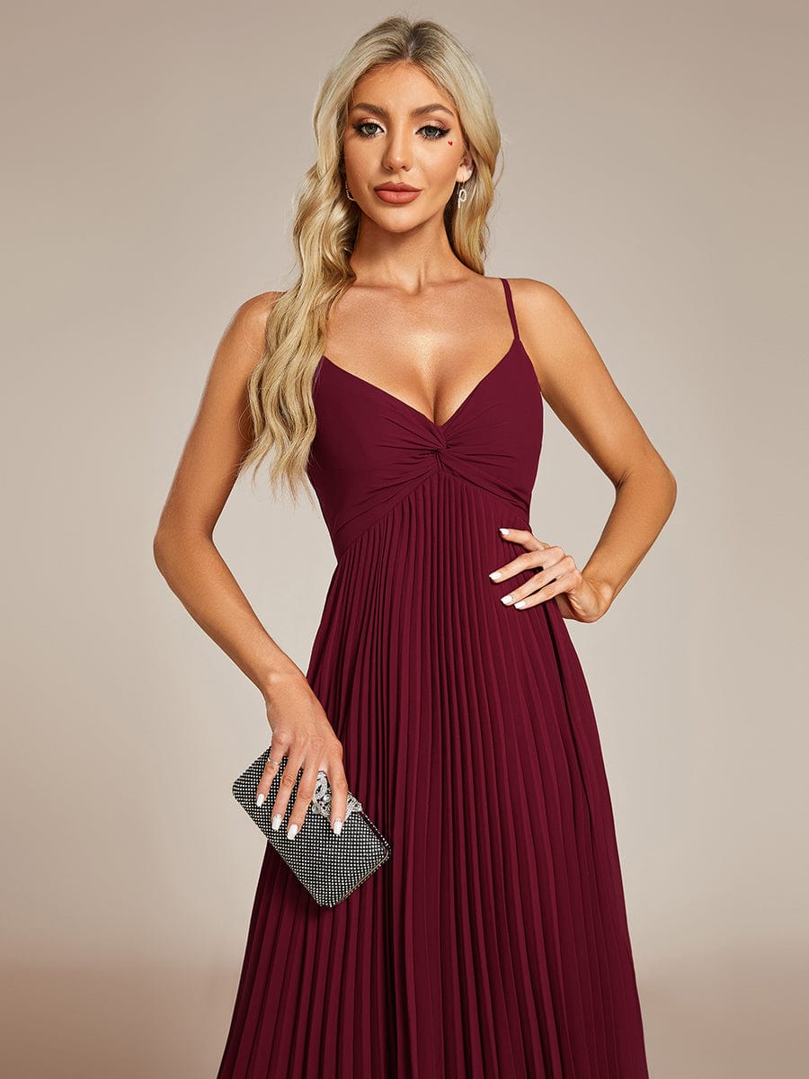 Robe d'invité de mariage dos nu plissée en mousseline de soie mi-longue avec col en V #Couleur_Bordeaux