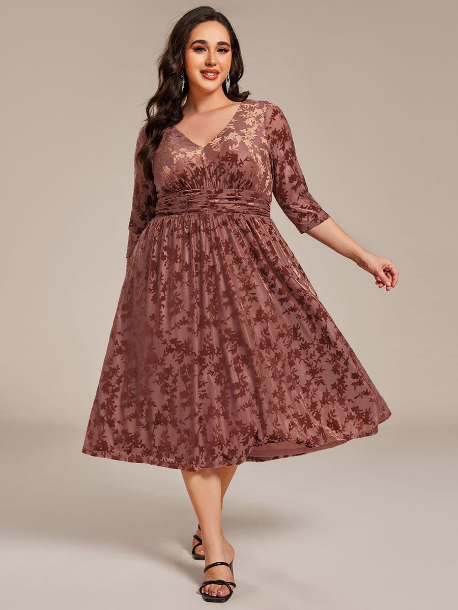 Robe d'invitée de mariage plissée à manches 3/4 en velours fleuri #Couleur_Marron