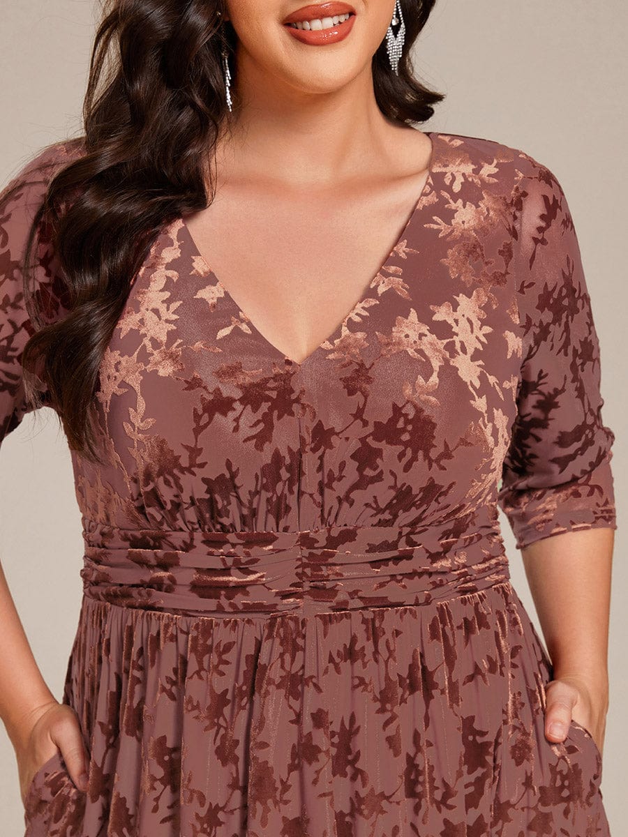 Robe d'invitée de mariage plissée à manches 3/4 en velours fleuri #Couleur_Marron