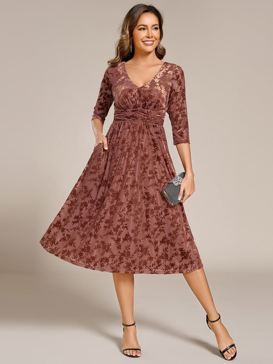 Robe d'invitée de mariage plissée à manches 3/4 en velours fleuri #Couleur_Marron