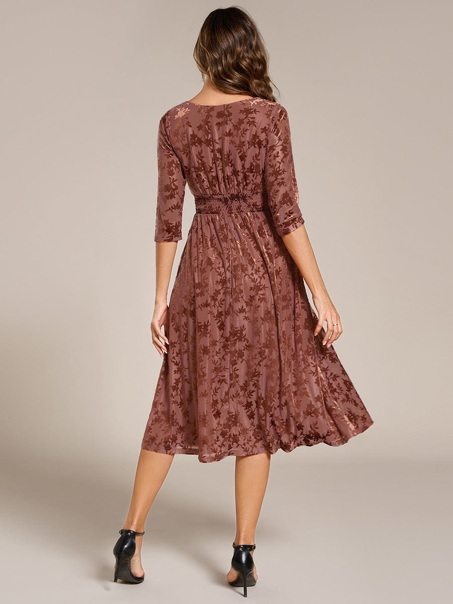 Robe d'invitée de mariage plissée à manches 3/4 en velours fleuri #Couleur_Marron