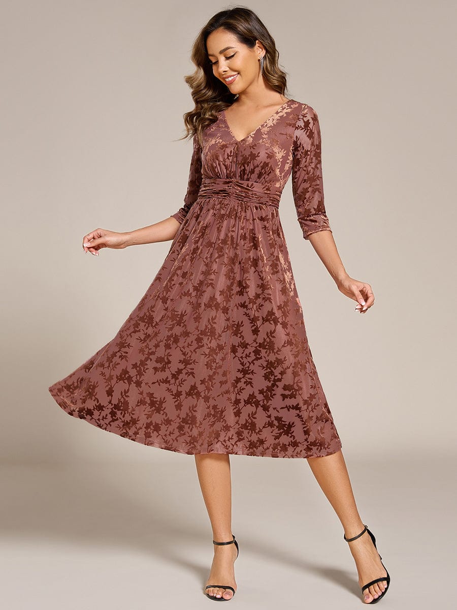 Robe d'invitée de mariage plissée à manches 3/4 en velours fleuri #Couleur_Marron