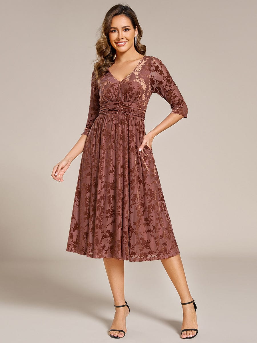 Robe d'invitée de mariage plissée à manches 3/4 en velours fleuri #Couleur_Marron