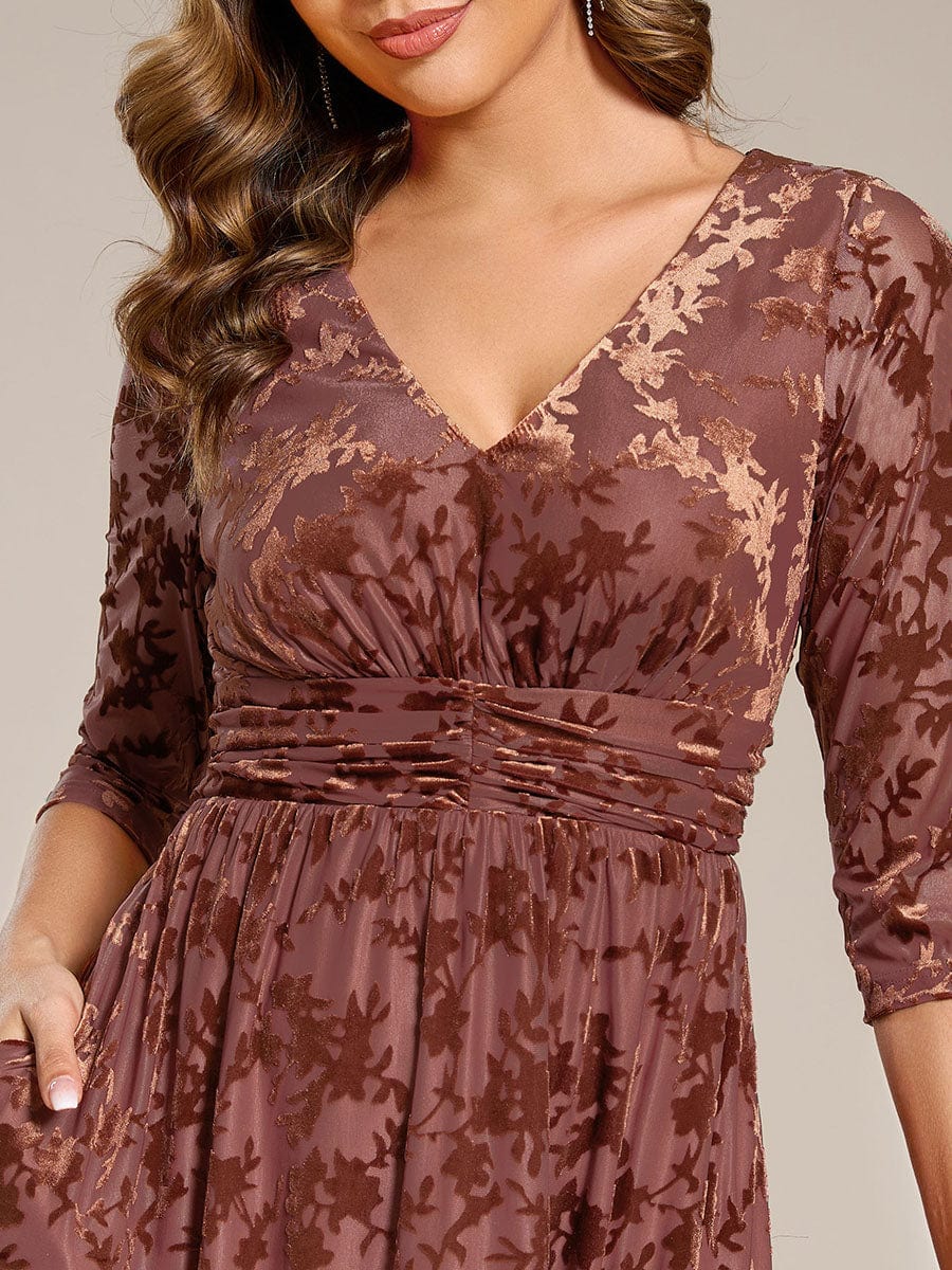 Robe d'invitée de mariage plissée à manches 3/4 en velours fleuri #Couleur_Marron