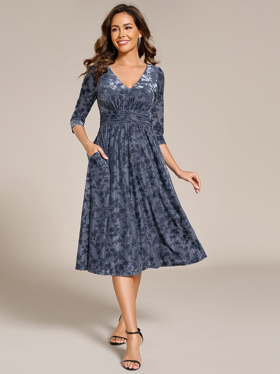 Robe d'invitée de mariage plissée à manches 3/4 en velours fleuri #Couleur_Marine Fume