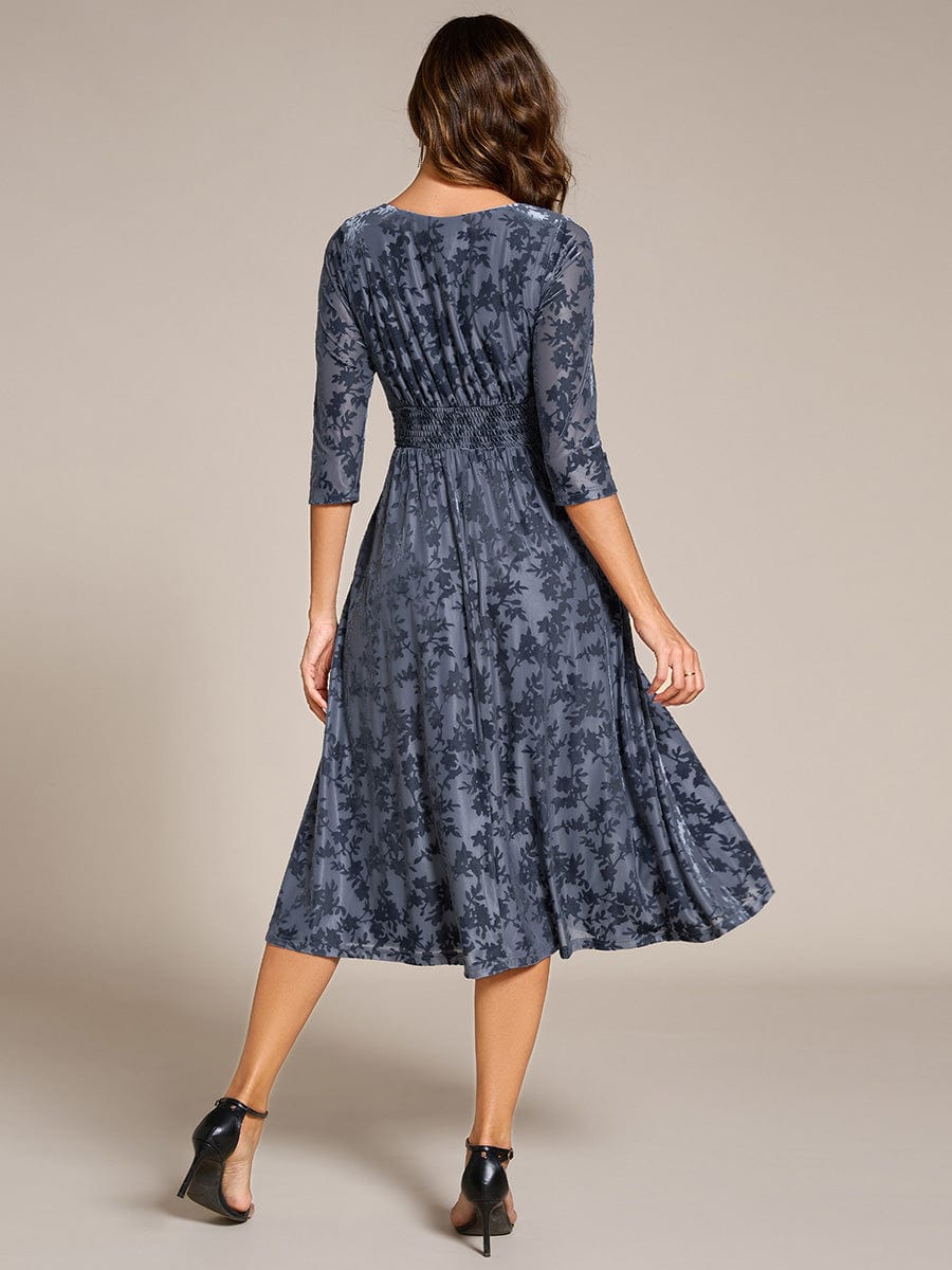 Robe d'invitée de mariage plissée à manches 3/4 en velours fleuri #Couleur_Marine Fume