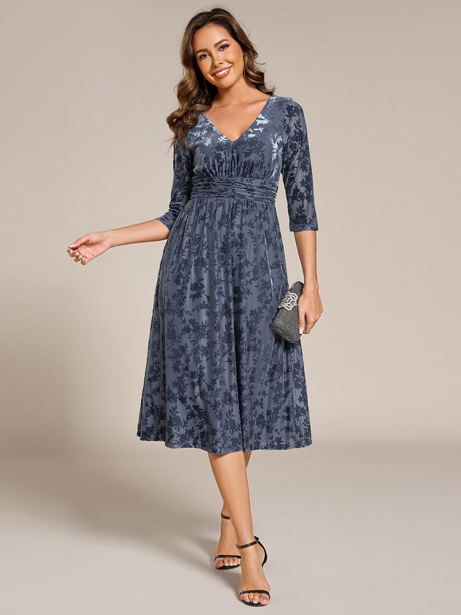 Robe d'invitée de mariage plissée à manches 3/4 en velours fleuri #Couleur_Marine Fume