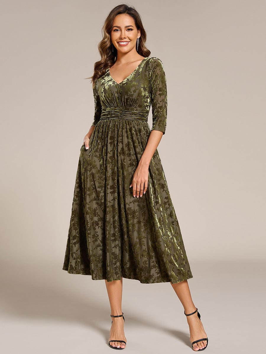 Robe d'invitée de mariage plissée à manches 3/4 en velours fleuri #Couleur_Vert Olive