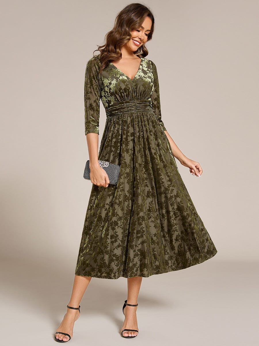 Robe d'invitée de mariage plissée à manches 3/4 en velours fleuri #Couleur_Vert Olive