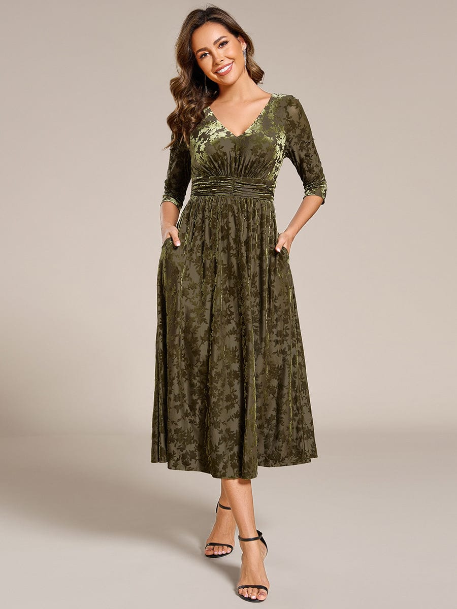 Robe d'invitée de mariage plissée à manches 3/4 en velours fleuri #Couleur_Vert Olive