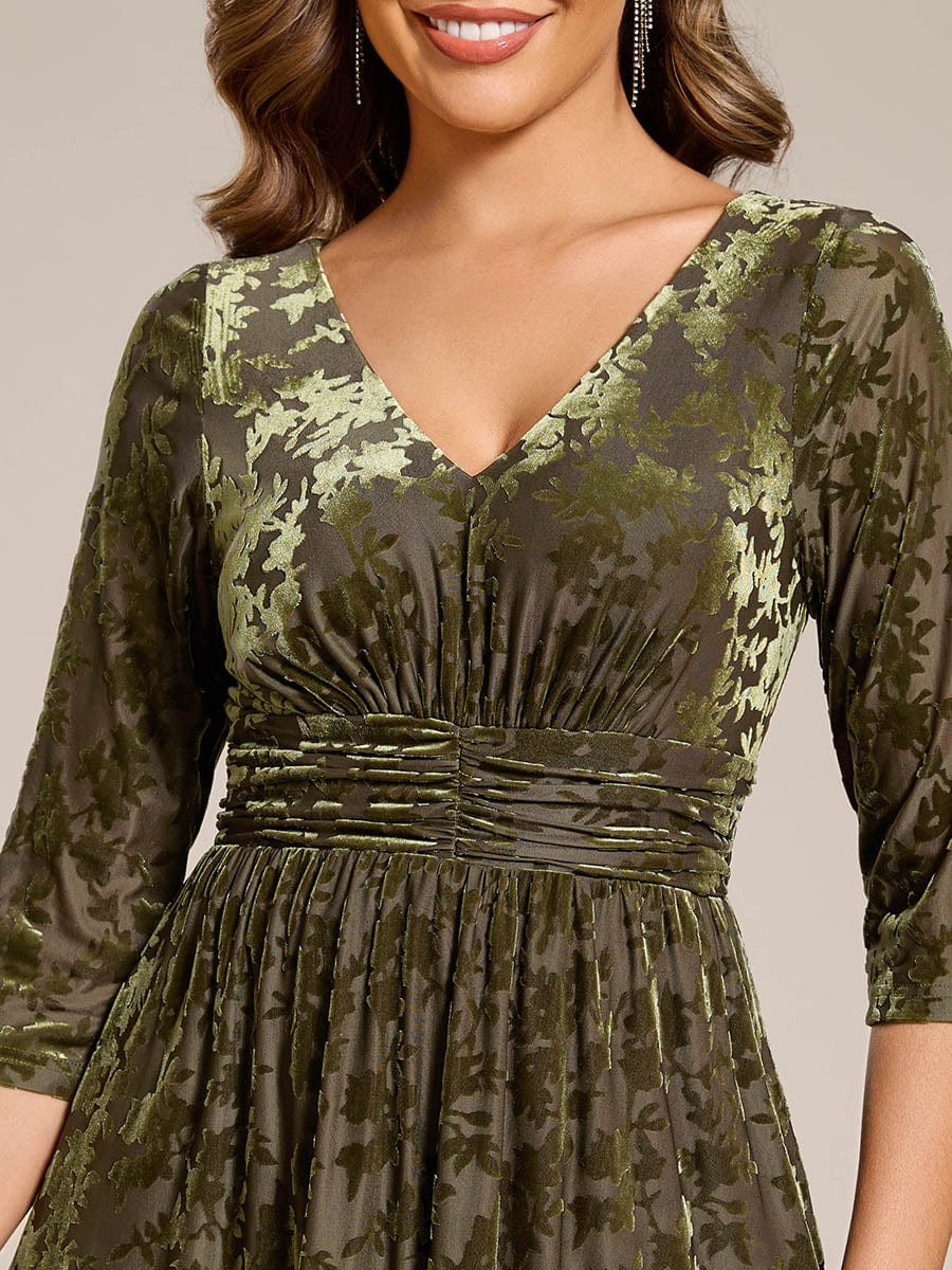 Robe d'invitée de mariage plissée à manches 3/4 en velours fleuri #Couleur_Vert Olive