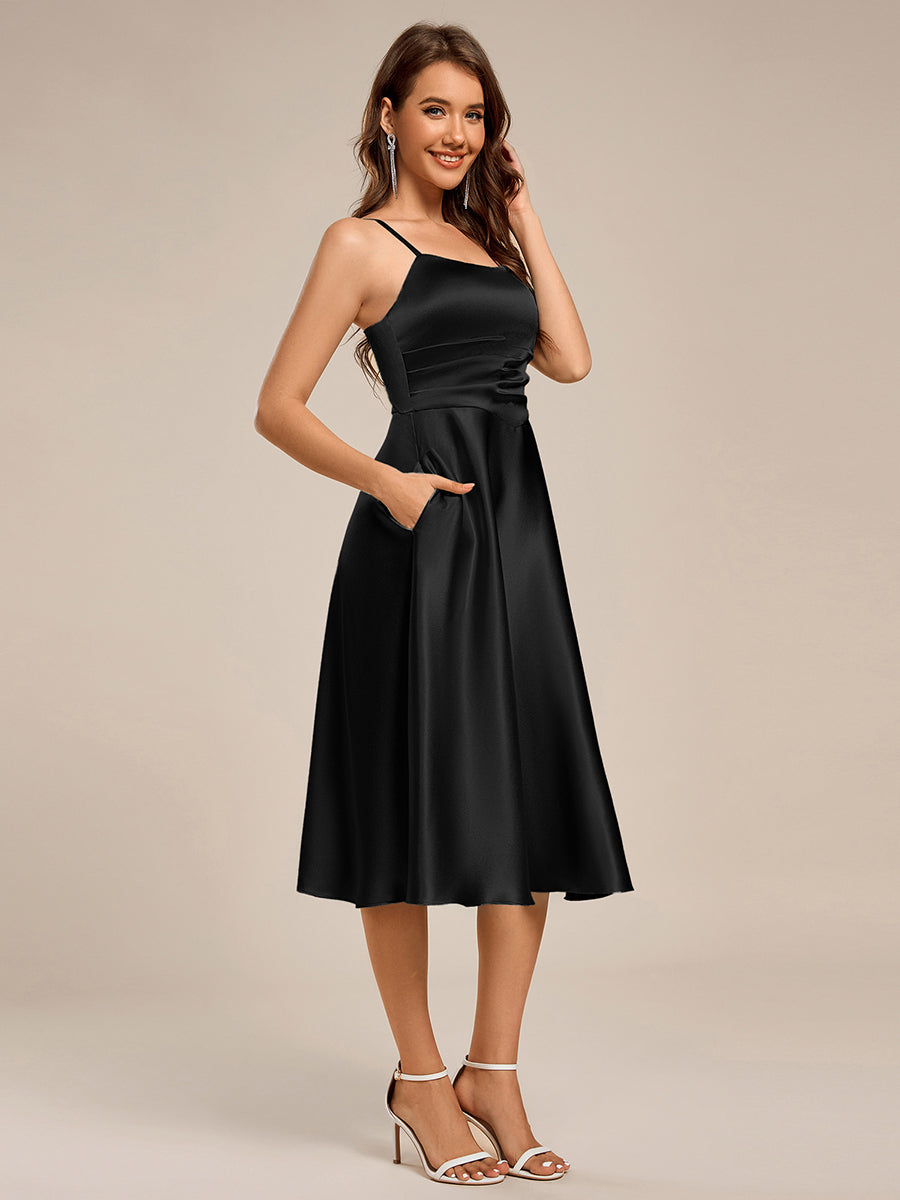 Robe d'invitée de mariage mi-longue plissée à bretelles spaghetti en satin #Couleur_Noir