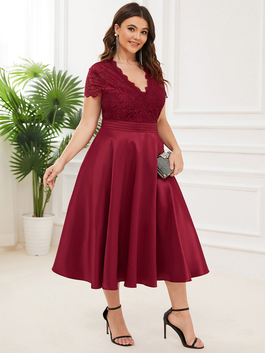 Robe de cocktail mi-longue en dentelle à manches longues et col en V de grande taille #Couleur_Bordeaux