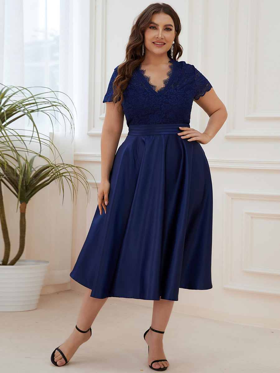 Robe de cocktail mi-longue en dentelle à manches longues et col en V de grande taille #Couleur_Bleu Marine