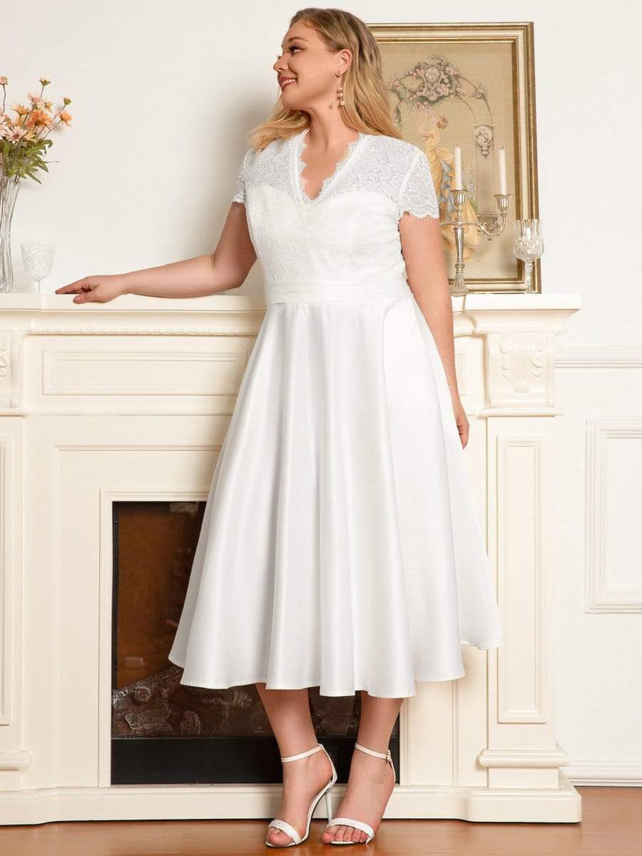 Robe de cocktail mi-longue en dentelle à manches longues et col en V de grande taille #Couleur_Blanc