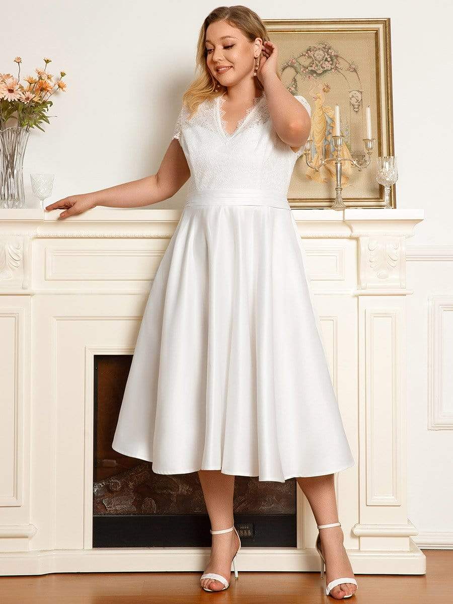 Robe de cocktail mi-longue en dentelle à manches longues et col en V de grande taille #Couleur_Blanc