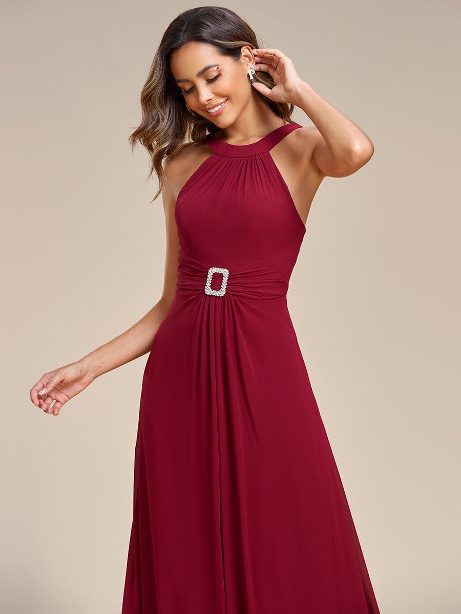 Robe longue en mousseline à col licou et taille avec diamants brillants #Couleur_Bordeaux